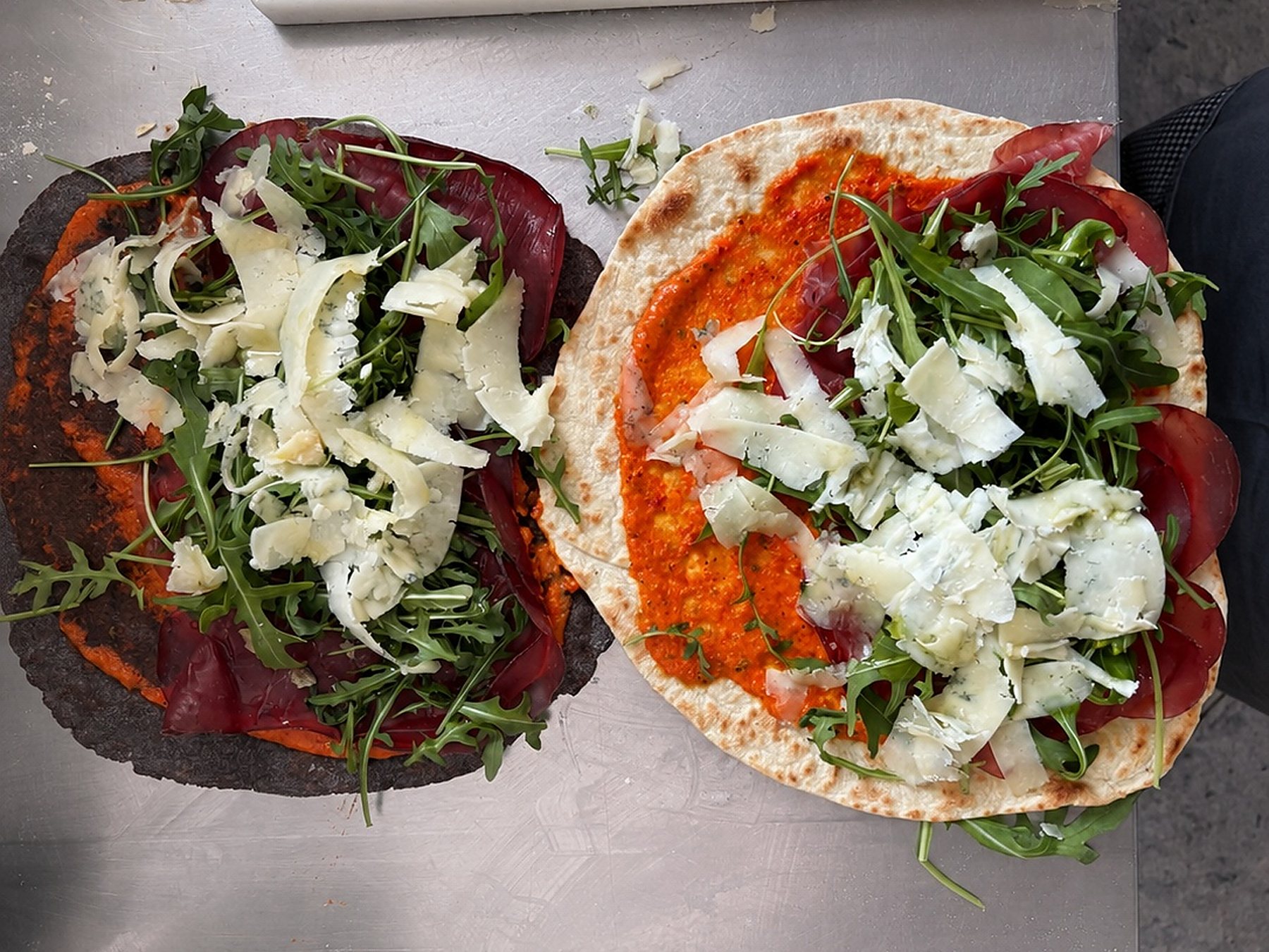 Cassoni e piadine sulla piastra
